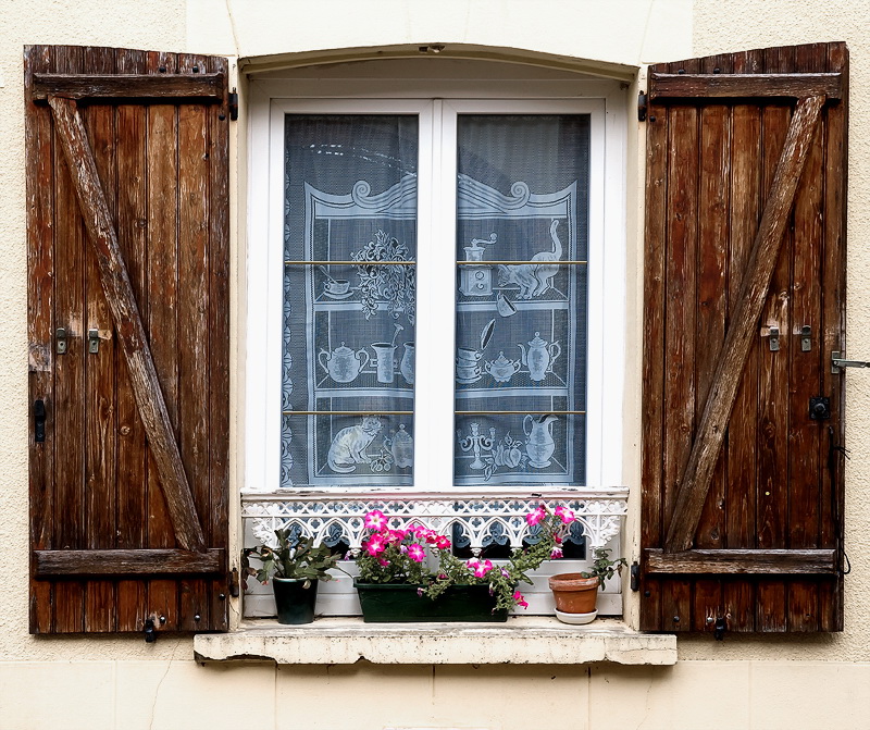 Fenster Bretagne 09-2012 D35_0403 als Smart-Objekt-1 Kopie.jpg - Und gemütlich dekorierte Fenster prägen das Stadtbild